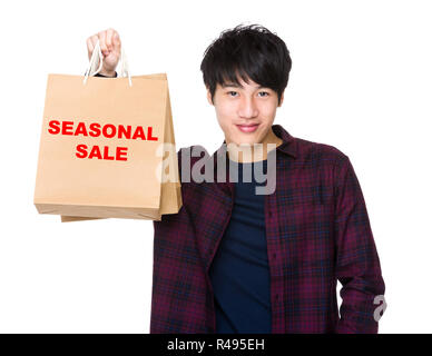 Happy asiatischer Mann shopper Holding Shopping Bag für Pharse der saisonalen Verkauf Stockfoto