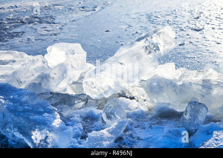 Eisblöcke am Rande der Lichtung in zugefrorenen Fluss Stockfoto