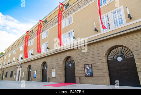 Klassische Ansicht der Großen Festspielhaus (Großer Festsaal), der Heimat der weltberühmten Salzburger Festspiele, Salzburg, Österreich Stockfoto