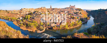 Panoramablick auf die Altstadt von Toledo mit Fluss Tajo bei Sonnenuntergang in Kastilien-La Mancha, Spanien Stockfoto