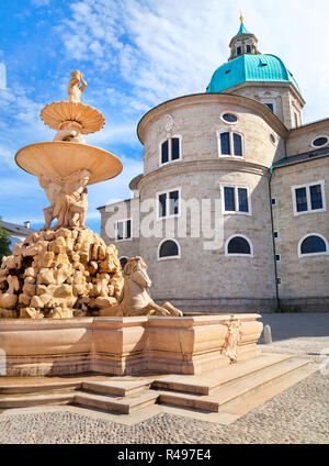 Berühmte Residenzbrunnen mit Salzburger Dom im Hintergrund am Residenzplatz in Salzburg, Österreich Stockfoto