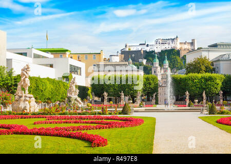 Schöne Aussicht von berühmten Mirabellgarten mit der alten Festung Hohensalzburg im Hintergrund in Salzburg, Österreich Stockfoto