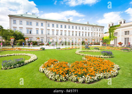 Berühmte Schloss Mirabell mit Mirabellgarten in Salzburg, Österreich Stockfoto