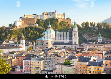 Wunderschöne Aussicht auf Salzburg Skyline mit Salzach bei Sonnenuntergang vom Kapuzinerberg in Salzburg, Salzburger Land, Österreich gesehen Stockfoto