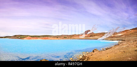 Panoramablick auf Erdwärme Landschaft mit wunderschönen azurblauen Crater Lake, Myvatn, nördlich von Island Stockfoto