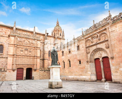 Schönen Blick auf die berühmte Universität von Salamanca, die älteste Universität Spaniens und eine der ältesten in Europa, in Salamanca, Castilla y Leon region Stockfoto