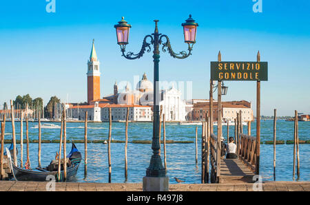 Gondel auf den Canal Grande und die Kirche San Giorgio Maggiore, die im Hintergrund von San Marco, Venedig, Italien Stockfoto