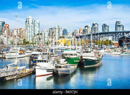 Schönen Blick auf die Skyline von Vancouver mit der Granville Bridge und Schiffe im Hafen an der False Creek, Britisch-Kolumbien, Kanada liegen Stockfoto