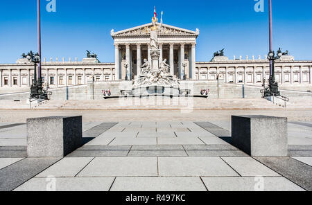 Panoramablick über österreichische Parlamentsgebäude mit berühmten Pallas Athene Brunnen und Haupteingang in Wien, Österreich Stockfoto