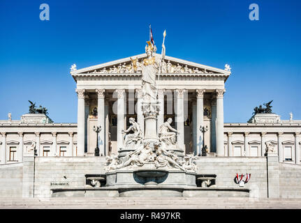 Panoramische Ansicht des Österreichischen Parlaments Gebäude mit berühmten Pallas Athene Brunnen in Wien, Österreich Stockfoto