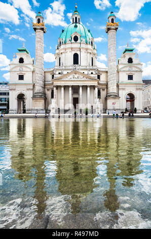 Schönen Blick auf die berühmten Saint Charles's Kirche (Wiener Karlskirche) am Karlsplatz in Wien, Österreich Stockfoto