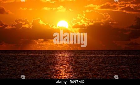 Tropischer Sonnenuntergang über dem Golf von Mexiko in den Florida Keys Stockfoto