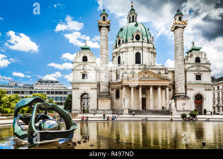 Schönen Blick auf die berühmten Saint Charles's Kirche (Wiener Karlskirche) am Karlsplatz in Wien, Österreich Stockfoto