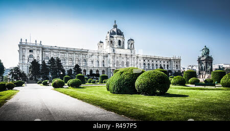 Panoramablick auf den berühmten Kunsthistorischen Museum (Museum für Kunstgeschichte) mit Park und Skulpturen in Wien, Österreich Stockfoto