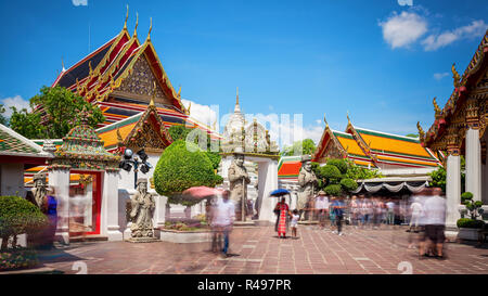 Touristen entdecken Sie Wat Pho in Bangkok, Thailand (Flächen für gewerbliche Nutzung unscharf) Stockfoto