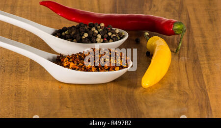 Chili und Pfeffer in Shells Stockfoto