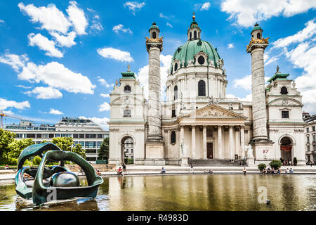 Schönen Blick auf die berühmten Saint Charles's Kirche (Wiener Karlskirche) am Karlsplatz in Wien, Österreich Stockfoto