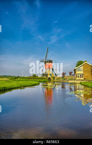 Windmühlen und Wasserkanal in Kinderdijk, Holland oder Niederlande. Stockfoto