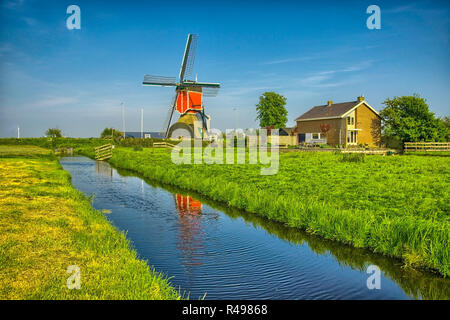 Windmühlen und Wasserkanal in Kinderdijk, Holland oder Niederlande. Stockfoto