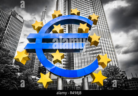 Euro-Zeichen am Hauptsitz der Europäischen Zentralbank in Frankfurt am Main, Deutschland mit dunklen dramatische Wolken als Symbol für eine Finanzkrise Stockfoto