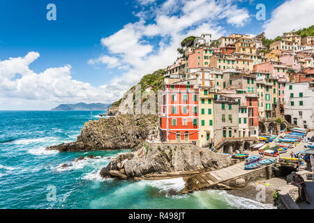 Panoramablick von Riomaggiore, eines der fünf berühmten Fischer Dörfer der Cinque Terre in Ligurien, Italien Stockfoto