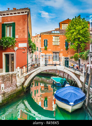 Schöne Szene mit bunten Häusern und Booten auf einen kleinen Kanal in Venedig, Italien Stockfoto