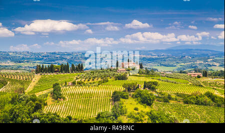 Malerische Toskana Landschaft mit sanften Hügeln und Tälern an einem sonnigen Tag mit blauen Himmel und Wolken im Val d'Orcia, Italien Stockfoto