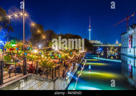 Menschen tanzen im Sommer Strandbar Beach-Party in der Nähe von Spree entlang auf der Museumsinsel mit berühmten TV Turm im Hintergrund bei Nacht, Berlin, Deutschland Stockfoto