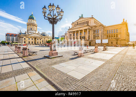 Panoramablick auf den berühmten Gendarmenmarkt mit Konzerthaus Berlin und Deutscher Dom im goldenen Abendlicht bei Sonnenuntergang mit blauem Himmel und Cloud Stockfoto