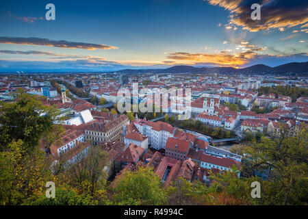 Panoramablick auf das luftbild der Altstadt von Graz Grazer Schlossberg (burgberg) im schönen goldenen Abendlicht bei Sonnenuntergang, Steiermark, Österreich Stockfoto