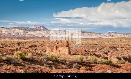 Panoramablick auf die atemberaubende Hoodoos Sandstein Felsformationen in berühmten Goblin Valley State Park an einem schönen sonnigen Tag mit blauen Himmel und Wolken im Sommer Stockfoto