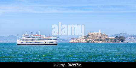 Berühmte Insel Alcatraz mit traditionellen historischen Ausflugsschiff an einem schönen sonnigen Tag mit blauen Himmel im Sommer, San Francisco, Kalifornien, USA Stockfoto