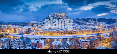 Panoramablick auf die Dämmerung Blick über die historische Stadt Salzburg mit berühmten Festung Hohensalzburg während der Weihnachtszeit im Winter in der Dämmerung, Österreich Stockfoto