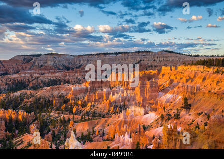 Klassische Ansicht des Bryce Canyon National Park im schönen goldenen lichter Morgen bei Sonnenaufgang mit blauem Himmel und dramatische Wolken, vom berühmten Sonnenaufgang gesehen Stockfoto