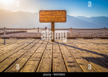 Holzschild in berühmten badwater Basin, dem tiefsten Punkt in Nordamerika mit einer Tiefe von 282 ft (86 m) unter dem Meeresspiegel, bei Sonnenuntergang, Death Valley Nationa Stockfoto