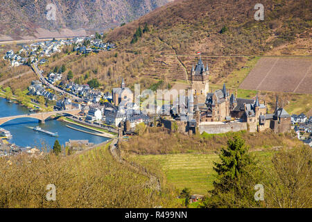 Schöner Blick auf die Altstadt von Cochem mit berühmten Reichsburg Schloss auf einem Hügel und malerischen Mosel an einem sonnigen Tag Stockfoto