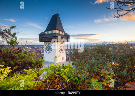 Classic panorama Blick auf die historische Stadt Graz mit berühmten Grazer Uhrturm Uhrturm im schönen Abendlicht bei Sonnenuntergang, Steiermark, Österreich Stockfoto