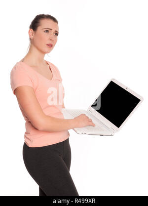 Junge Frau hält eine Präsentation auf dem Laptop und blickt skeptisch Stockfoto