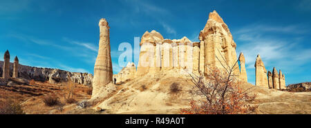 Felsformationen wie Feenkamine in Liebe Tal in der Nähe von Göreme in Kappadokien Region der Türkei bekannt. Stockfoto