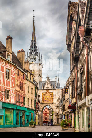 Schöne Aussicht auf die Altstadt von Auxerre, Burgund, Frankreich Stockfoto