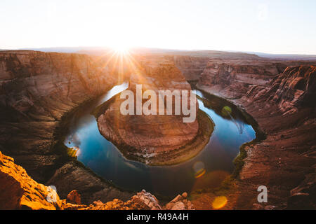 Klassische Weitwinkel- Sonnenuntergang Blick auf berühmte Horseshoe Bend, ein Hufeisen-förmigen Windung des Colorado River in der Nähe von Page, Arizona, USA Stockfoto