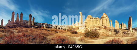 Felsformationen wie Feenkamine in Liebe Tal in der Nähe von Göreme in Kappadokien Region der Türkei bekannt. Stockfoto