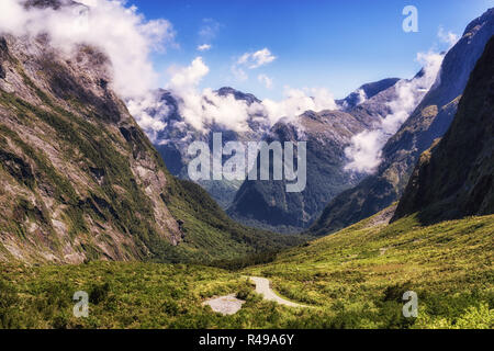 Milford Road entlang Cleddau Tal Stockfoto