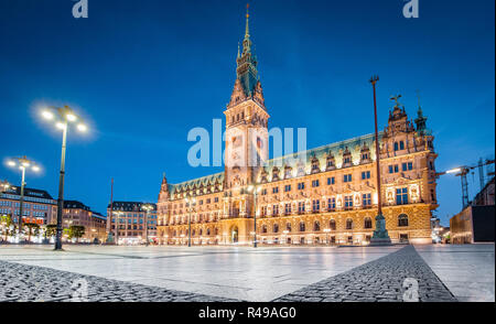 Klassische Dämmerung Blick auf die berühmte Hamburger Rathaus mit Rathausmarkt Platz während der Blauen Stunde in der Dämmerung, Hamburg, Deutschland Stockfoto