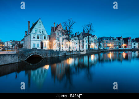 Schöne Dämmerung Blick auf das historische Zentrum von Brügge mit alten Häusern entlang der berühmten dijver Kanal leuchtet während Blaue Stunde in der Dämmerung, Bru Stockfoto