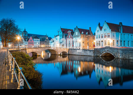 Klassische Panoramablick Dämmerung Blick auf das historische Stadtzentrum von Brügge während der schönen Abend blaue Stunde in der Dämmerung, Provinz Westflandern, Belgien Stockfoto