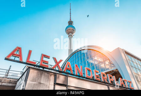 Weitwinkelobjektiv mit Blick auf den Alexanderplatz Leuchtreklame mit berühmten Fernsehturm und Bahnhof im goldenen Abendlicht bei Sonnenuntergang im Sommer, zentrale Berlin Mitte d Stockfoto