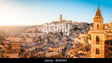 Panoramablick auf die Altstadt von Matera (Sassi di Matera) im schönen goldenen lichter Morgen bei Sonnenaufgang, Basilicata, Italien Stockfoto