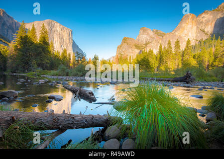 Malerischen Yosemite Tal mit den berühmten El Capitan klettern Gipfel und idyllische Merced River bei Sonnenuntergang, Kalifornien, USA Stockfoto