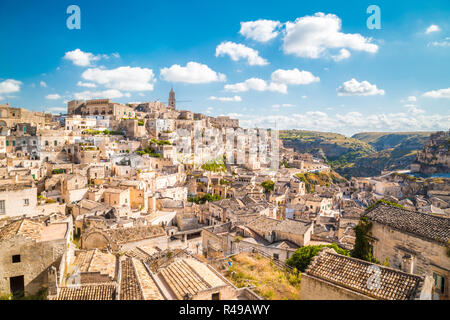 Panoramablick auf die Altstadt von Matera (Sassi di Matera) an einem sonnigen Tag mit blauen Himmel und Wolken, Basilicata, Italien Stockfoto